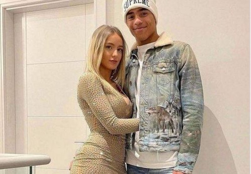 Жената, която прати играч на Юнайтед в затвора, е бременна от него