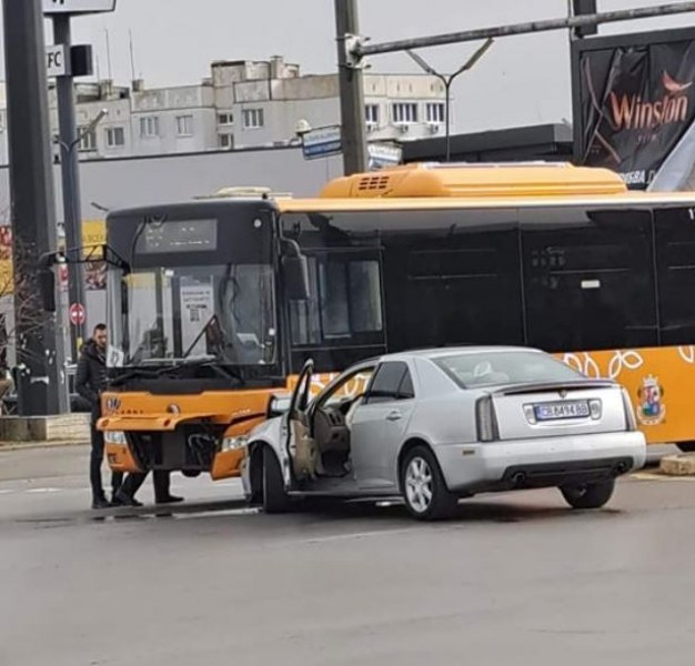 Блъснаха се кола и автобус на кръстовище СНИМКА
