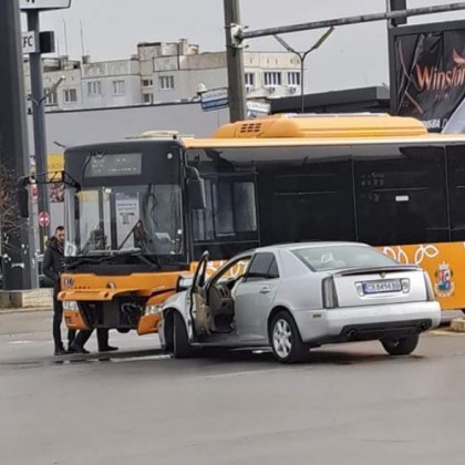 Катастрофа между автобус и кола е станала днес в София Произшествието