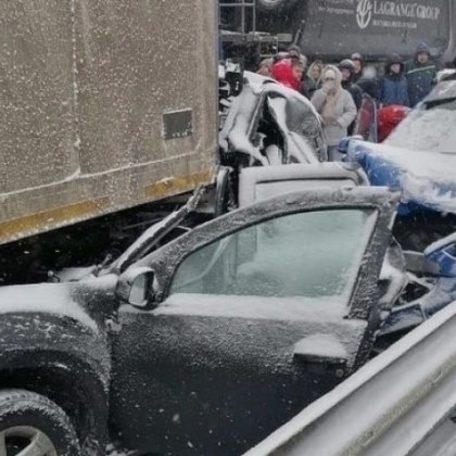 Тежка верижна катастрофа стана в Русия ударили са се 42 коли  Един човек