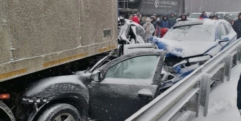 Тежка верижна катастрофа с 42 коли! Пътят за Москва е блокиран, има загинал СНИМКИ
