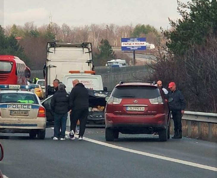 Катастрофа между два автомобила затруднява сериозно движението на магистрала Тракия,