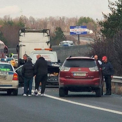 Катастрофа между два автомобила затруднява сериозно движението на магистрала Тракия