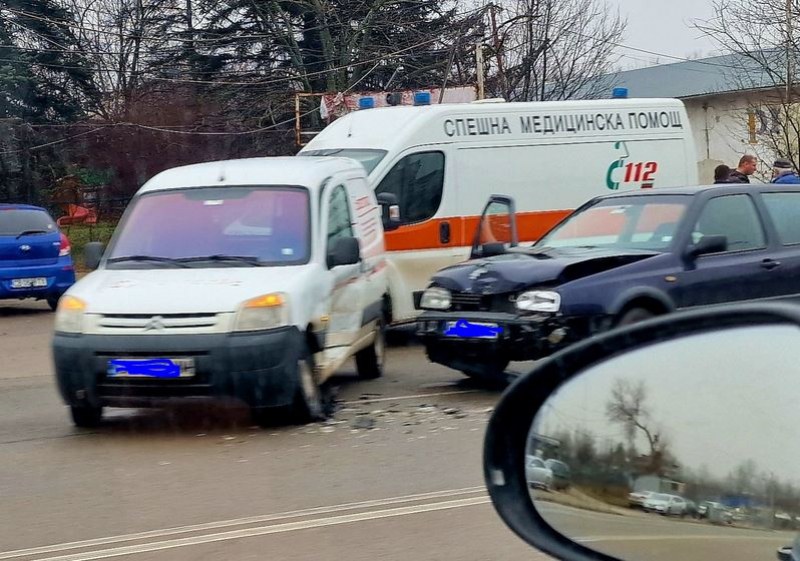 Коли се удариха в София, медици и полицаи пристигнаха СНИМКИ