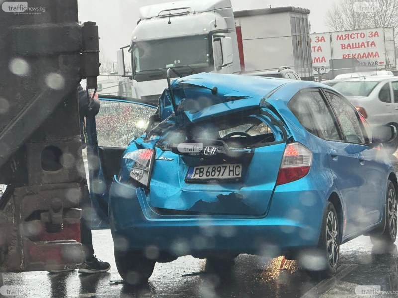 Кола и камион се блъснаха на Околовръстното на Пловдив, щетите са сериозни СНИМКИ