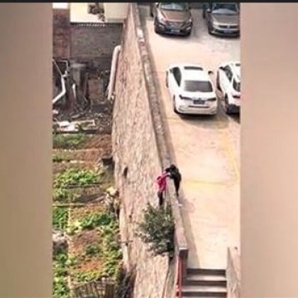 Две деца спасиха момиче от падане от висока стена Те са