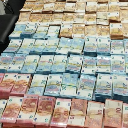 Шофьор опита да прекара над 1 366 000 лева през границата СНИМКИ