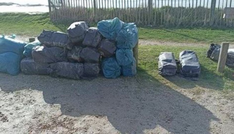 Откриха стотици килограми дрога на морски плаж