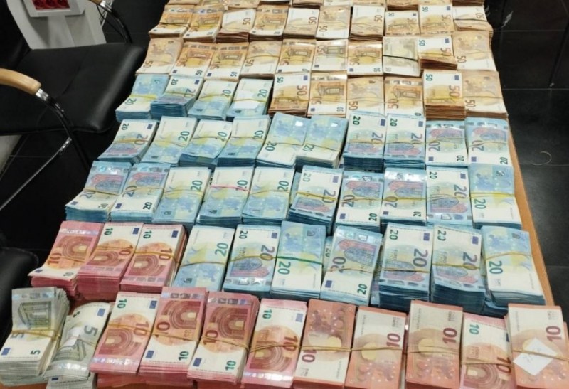 Шофьор опита да прекара над 1 366 000 лева през границата СНИМКИ