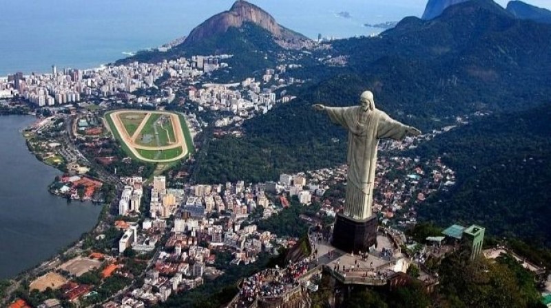 Статуята на Исус в Рио грейва в бяло, зелено и червено на 3 март