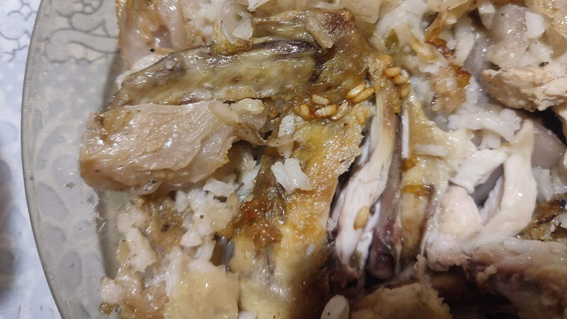 Жена сготви пиле със зеле и ориз, но нещо се обърка - показаха се червеи СНИМКА