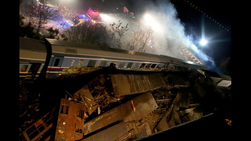 38 трупа и 85 ранени при сблъсък на два влака в Гърция СНИМКИ и ВИДЕО*