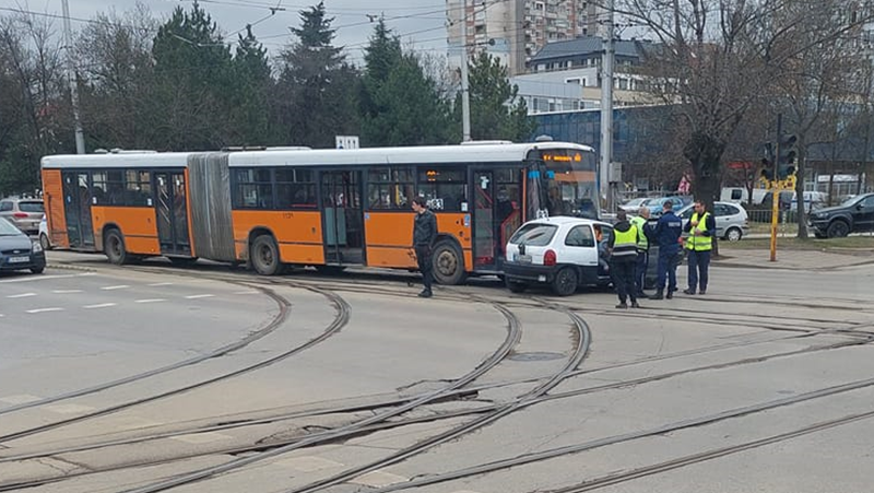 Автобус и кола се блъснаха в София СНИМКА+ВИДЕО