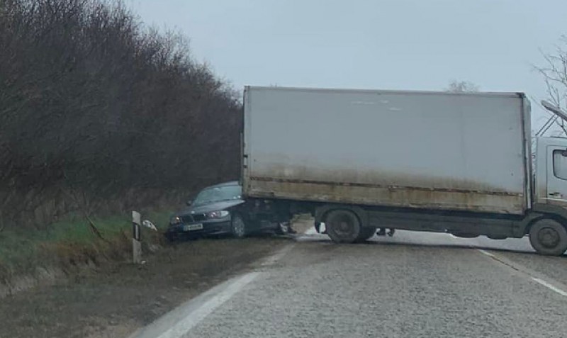Катастрофа стана днес на пътя София-Варна. Камион и лек автомобил