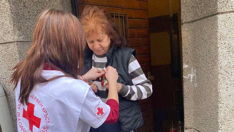 Доброволци на БЧК-Пловдив зарадваха възрастни хора в града с мартенички