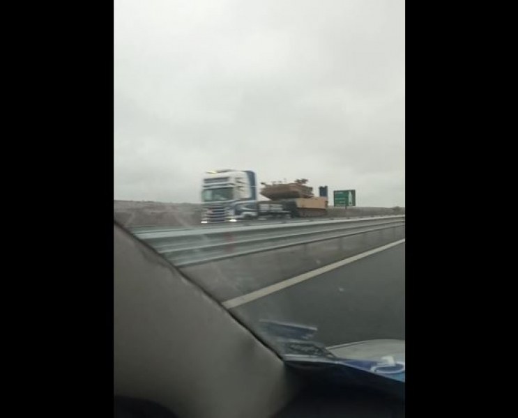 Танкове, качени на влекачи, бяха забелязани по магистрала Тракия край