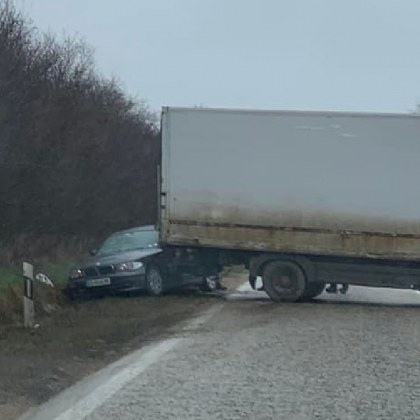 Катастрофа стана днес на пътя София Варна Камион и лек автомобил