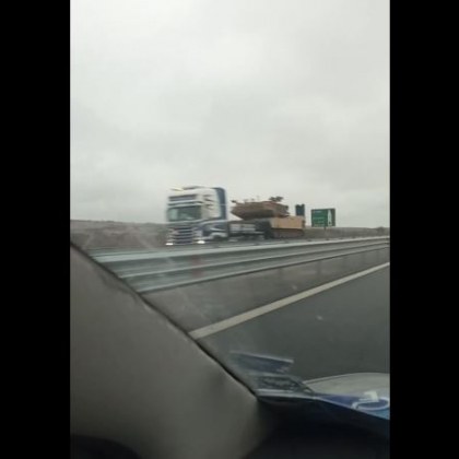 Танкове качени на влекачи бяха забелязани по магистрала Тракия край