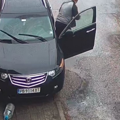 Нелеп случай в Асеновград Водач паркира неправилно и блъсна туба