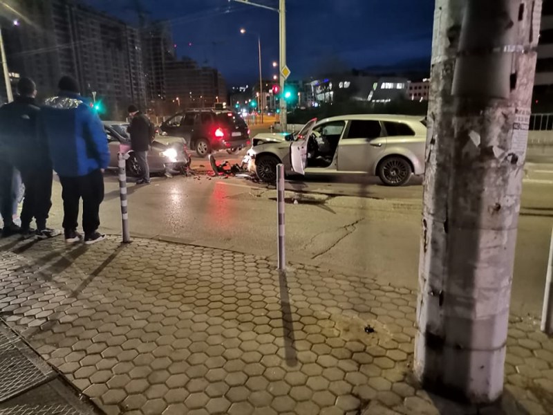 Тежка катастрофа в столицата! Линейка откара ранени