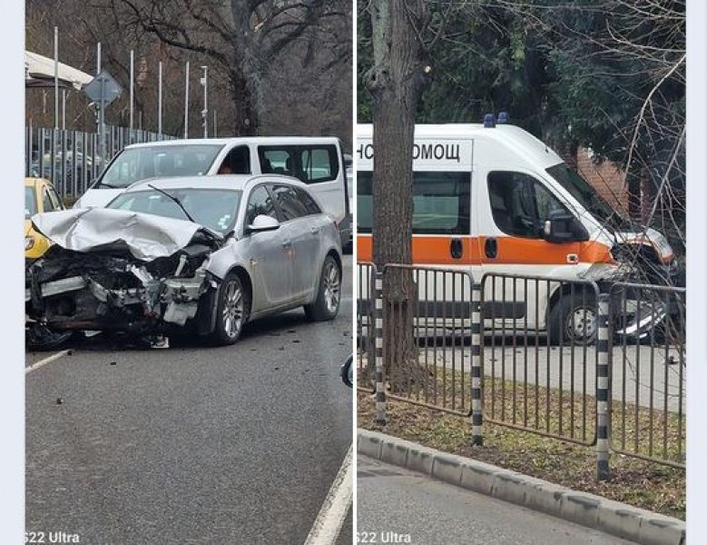 Лек автомобил и линейка се блъснаха челно!  СНИМКИ