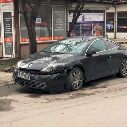 Шофьор блъсна "Рено" и избяга  СНИМКИ