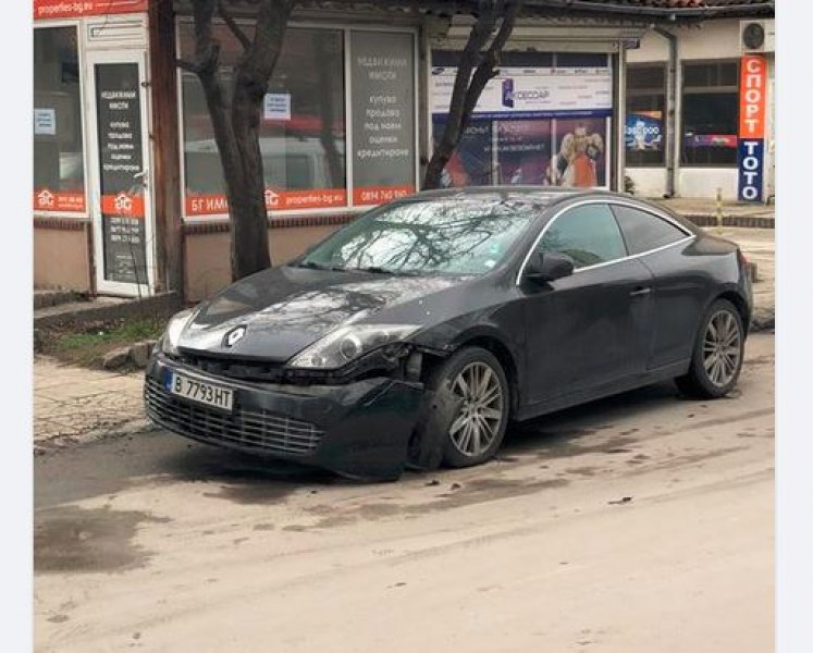 Шофьор блъсна "Рено" и избяга  СНИМКИ