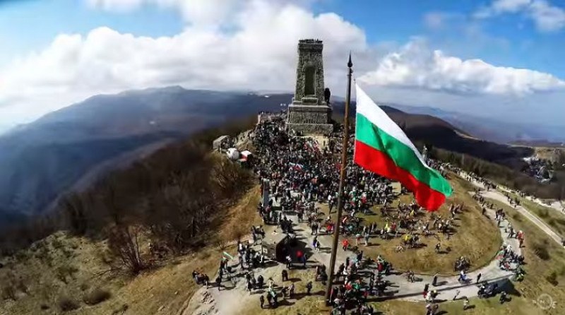 Да се смени ли датата на националния празник?