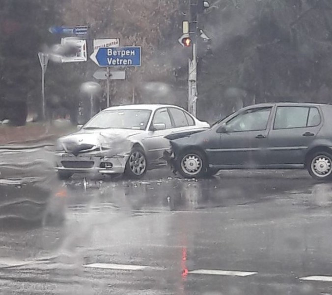 Две коли се блъснаха в Пазарджик СНИМКА