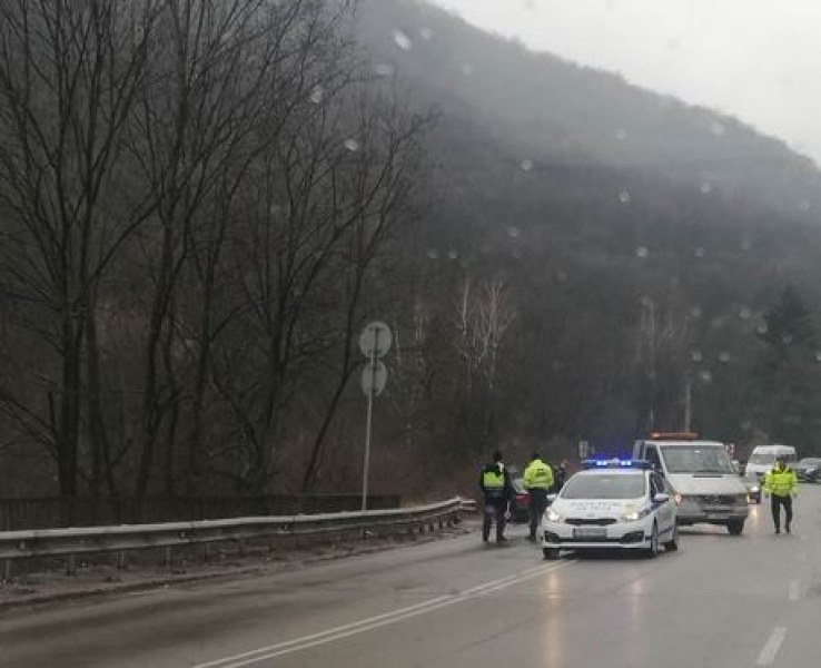 Инцидент затруднява движението по пътя София - Перник, алармират граждани