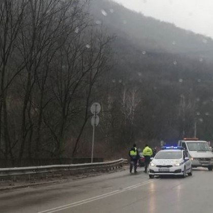 Инцидент затруднява движението по пътя София Перник алармират граждани