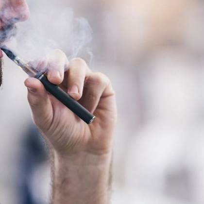 Фен на електронни цигари от САЩ беше хоспитализиран заради прекомерно пушене  Според Daily Mail