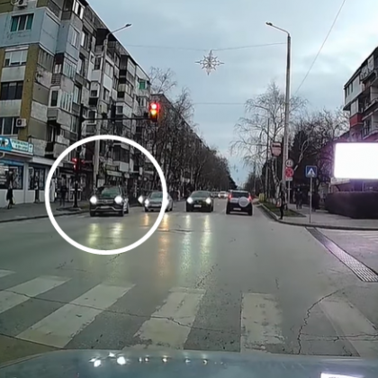Шофьор сгази закона на кръстовище във Велико Търново Автомобилен видеорегистратор засне