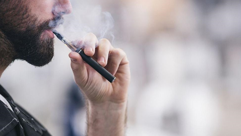 Фен на електронни цигари от САЩ беше хоспитализиран заради прекомерно пушене. Според Daily Mail
