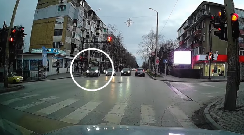 Шофьор сгази закона на кръстовище във Велико Търново.Автомобилен видеорегистратор засне