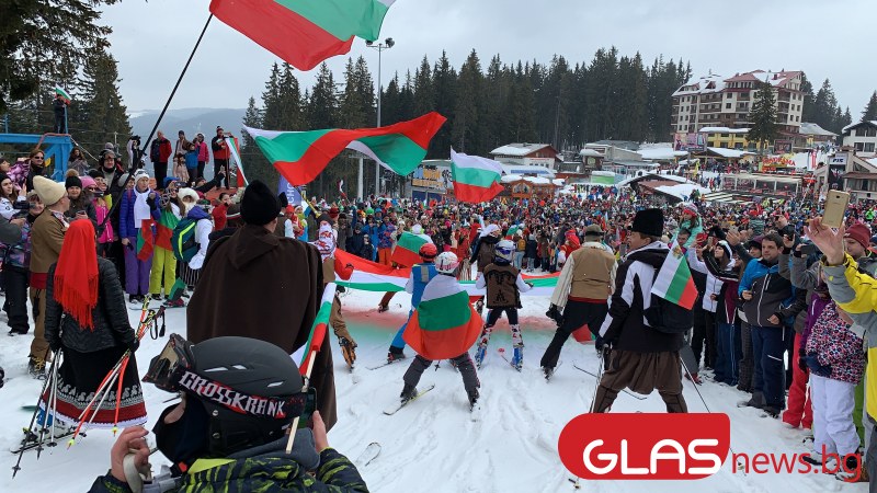 Уникално масово ски спускане с трибагреници се проведе в Пампорово.