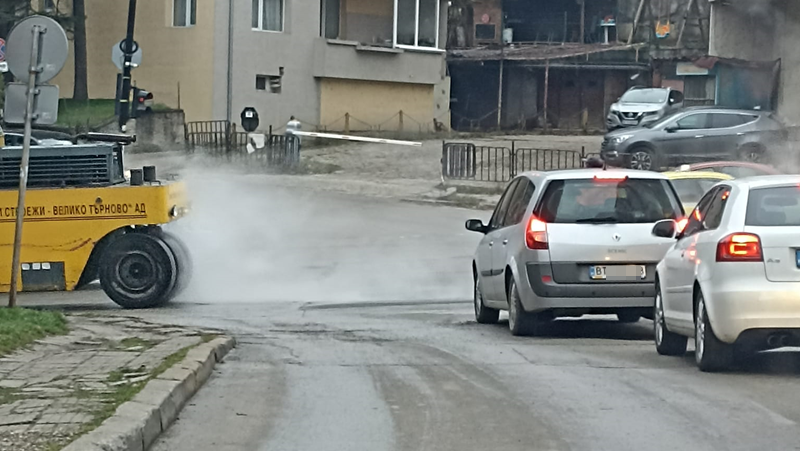 Автомобили преминават по току-що положен асфалт във Велико Търново ВИДЕО+СНИМКИ