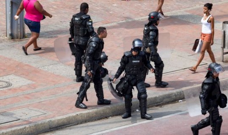 Взеха десетки полицаи за заложници при протест, има и жертви