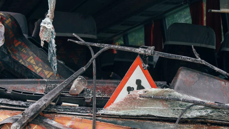 Автобус с деца падна в река, има пострадали СНИМКИ
