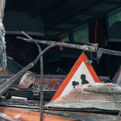 Автобус с деца падна в река, има пострадали СНИМКИ