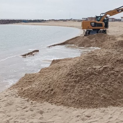 Багер копае плаж Аурелия в Равда община Несебър Видно е как