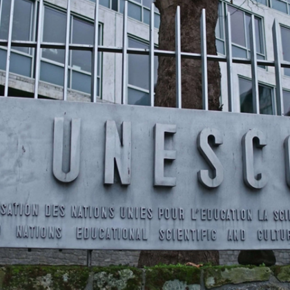 Помощник генералният директор на ЮНЕСКО Ернесто Отоне и началникът на отдел