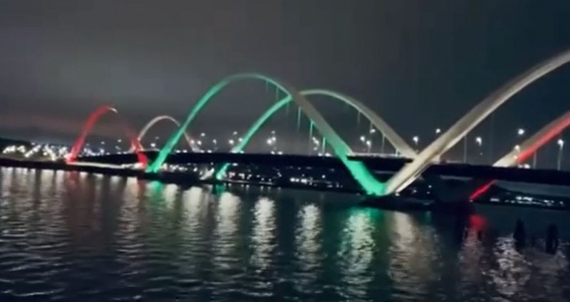 Мост във Вашингтон през цялата нощ грееше с цветовете на