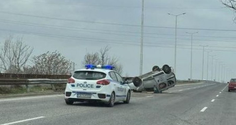 Кола се обърна по таван в Пловдив СНИМКА
