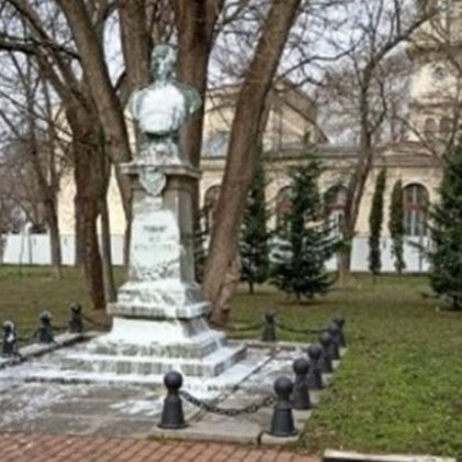 Задържаха мъжа, поругал паметника на граф Игнатиев