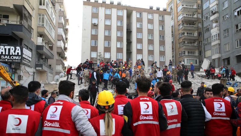 Шестетажна сграда в Турция се срути! Вадят ранени хора ВИДЕО