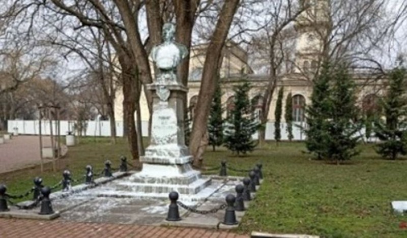 Задържаха мъжа, поругал паметника на граф Игнатиев