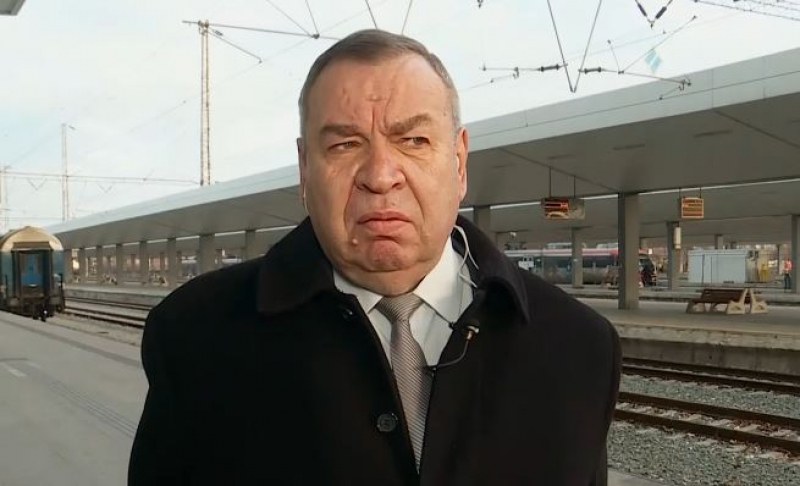 Абсурд! Машинист получил указания да потегли на червен светофар ВИДЕО
