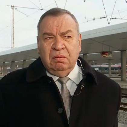 Машинист е получил указание да потегли на червен светофар от