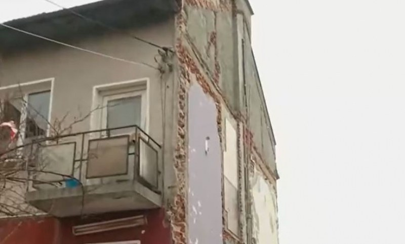 Къща на калкан пострада заради строеж в съседния парцел. Собствениците
